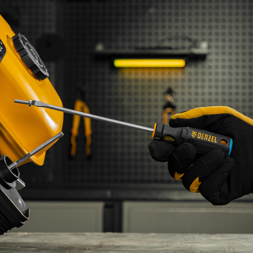 Отвертка SL4х100 мм, CrV, трехкомпонентная рукоятка Denzel по ценам производителя в Москве с доставкой по всей России