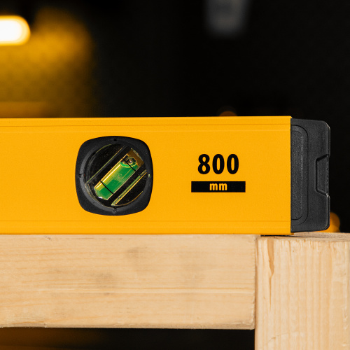 Уровень алюминиевый, магнит, фрезерованный, 3 глазка (1 зеркал.) 0,5 мм/м, 800 мм Denzel по ценам производителя в Москве с доставкой по всей России