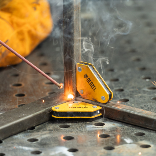 Набор из 2 магнитных сварочных фиксаторов и магнитной клеммы "масса" Denzel по ценам производителя в Москве с доставкой по всей России