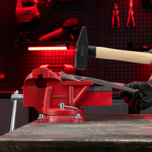 Тиски слесарные, 125 мм, поворотные, с наковальней Matrix по ценам производителя в Москве с доставкой по всей России