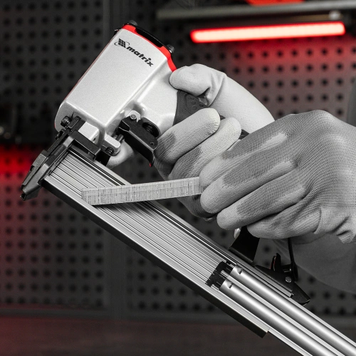 Нейлер пневматический для гвоздей от 10 до 32 мм Matrix по ценам производителя в Москве с доставкой по всей России