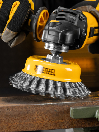 Щетка для УШМ, 125 мм, "Чашка", крученая нержавеющая проволока 0.5 мм, М14 Denzel по ценам производителя в Москве с доставкой по всей России