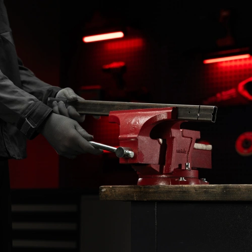 Тиски слесарные, 200 мм, поворотные, с наковальней Matrix по ценам производителя в Москве с доставкой по всей России