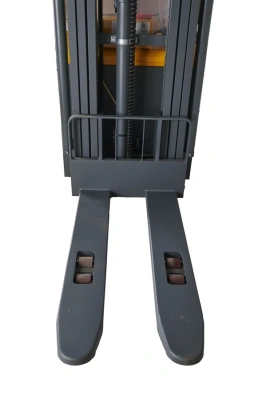 Штабелер самоходный 1,5 т 5,6 м XILIN CDDR15-III 24/200 В/Ач (сопровождаемый) по ценам производителя в Москве с доставкой по всей России