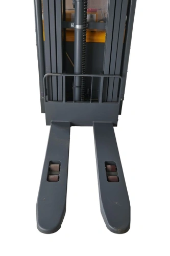 Штабелер самоходный 1,5 т 5,6 м XILIN CDDR15-III 24/200 В/Ач (сопровождаемый) по ценам производителя в Москве с доставкой по всей России