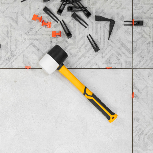 Киянка резиновая, 450 г, черно-белая, фибергласовая рукоятка c TPR покрытием Denzel по ценам производителя в Москве с доставкой по всей России