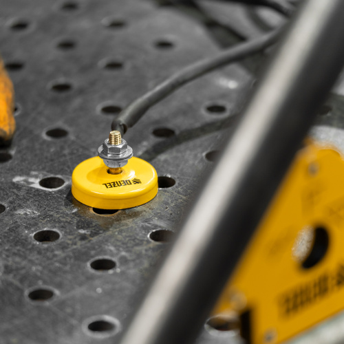 Набор из 2 магнитных сварочных фиксаторов и магнитной клеммы "масса" Denzel по ценам производителя в Москве с доставкой по всей России