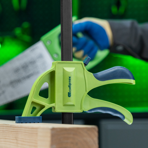 Струбцина F-образная, быстрозажимная, 200 х 70 х 420 мм, пластиковый корпус, фиксатор, двухкомпонентная рукоятка Сибртех по ценам производителя в Москве с доставкой по всей России