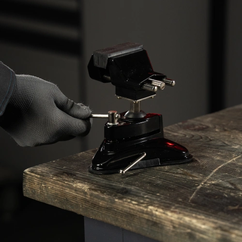 Тиски настольные, резиновая вакуумная присоска, шарнирный механизм, ширина рабочих губок 70 мм Matrix по ценам производителя в Москве с доставкой по всей России