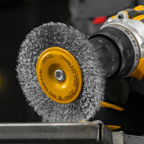 Щетка для дрели 100 мм, Плоская, со шпилькой, нержавеющая витая проволока Denzel по ценам производителя в Москве с доставкой по всей России