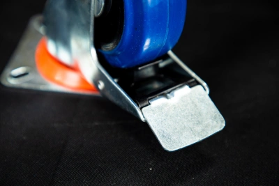 Колесо поворотное резина SRCLb 42 100 мм с тормозом (N) по ценам производителя в Москве с доставкой по всей России