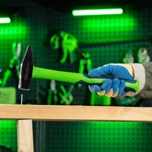 Молоток слесарный, 800 г, фибергласовая обрезиненная рукоятка Сибртех по ценам производителя в Москве с доставкой по всей России