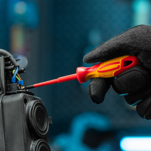 Набор отверток диэлектрических до 1000 В, 8 шт, тестер, CrMo, двухкомпонентные рукоятки Gross по ценам производителя в Москве с доставкой по всей России