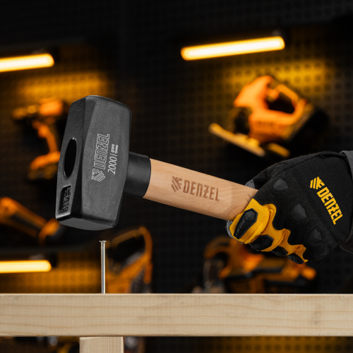 Кувалда, 2000 г, кованая головка, буковая рукоятка Denzel по ценам производителя в Москве с доставкой по всей России