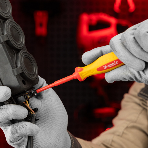 Набор диэлектрических отверток 7 шт, до 1000 В, пробник электрический до 250 В, двухкомпонентные рукоятки Matrix Professional по ценам производителя в Москве с доставкой по всей России