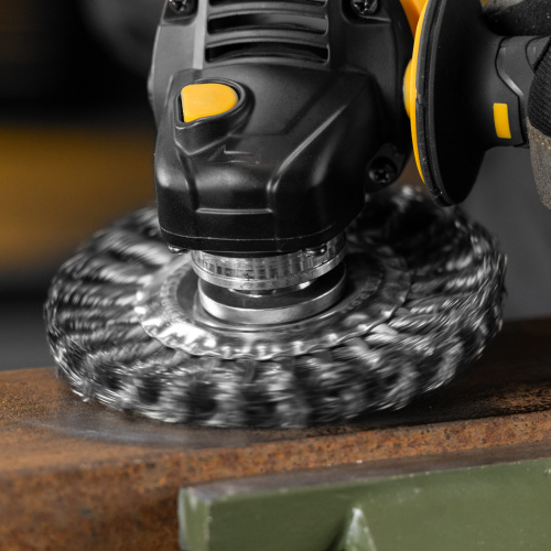 Щетка для УШМ, 125 мм, "Плоская", крученая нержавеющая проволока 0.5 мм, посадка 22.2 мм Denzel по ценам производителя в Москве с доставкой по всей России