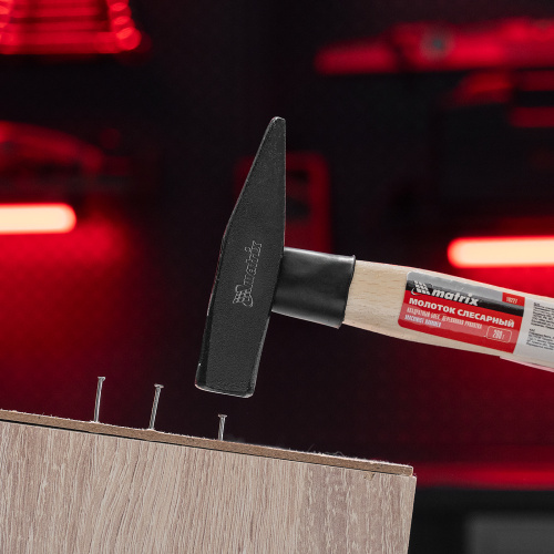 Молоток слесарный, 200 г, квадратный боек, деревянная рукоятка Matrix по ценам производителя в Москве с доставкой по всей России