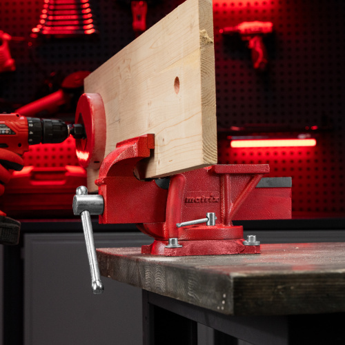 Тиски слесарные, 125 мм, поворотные, с наковальней Matrix по ценам производителя в Москве с доставкой по всей России