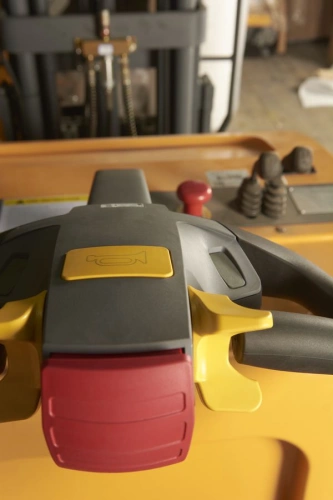 Штабелер самоходный 1,5 т 4,5 м XILIN CPD15R с наклоном мачты и противовесом 24/320 В/Ач по ценам производителя в Москве с доставкой по всей России