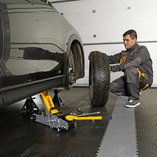 Домкрат гидравлический подкатной с фиксатором, 2,5 т,  85-385 мм, в пласт. кейсе Denzel по ценам производителя в Москве с доставкой по всей России