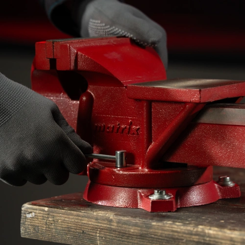 Тиски слесарные, 150 мм, поворотные, с наковальней Matrix по ценам производителя в Москве с доставкой по всей России