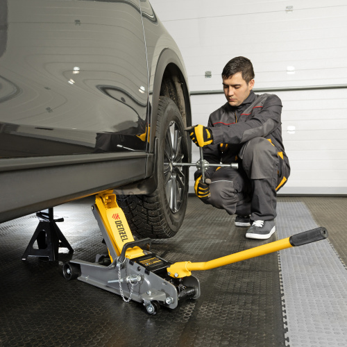 Домкрат гидравлический подкатной с фиксатором, 2,5 т,  85-385 мм, в пласт. кейсе Denzel по ценам производителя в Москве с доставкой по всей России