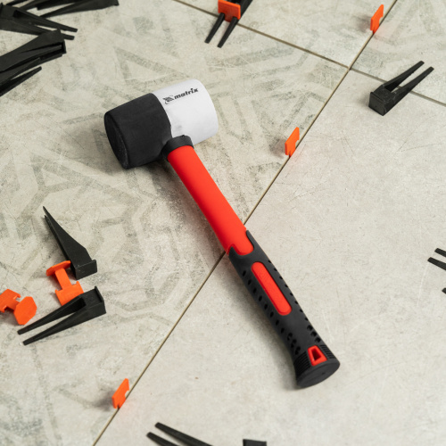 Киянка резиновая, 225 г, черно-белая резина, фибергласовая рукоятка Matrix по ценам производителя в Москве с доставкой по всей России