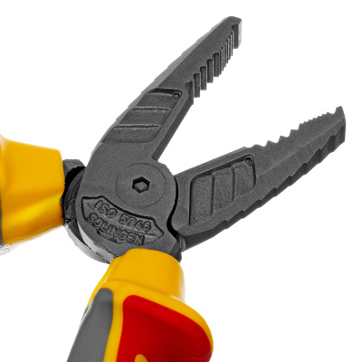 Плоскогубцы комбинированные, диэлектрические трехкомпонентные рукоятки до 1000 В, 165 мм Denzel по ценам производителя в Москве с доставкой по всей России