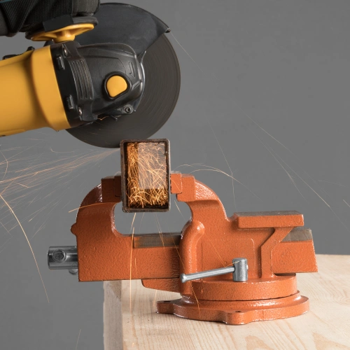 Тиски слесарные, 100 мм, поворотные, с наковальней Sparta по ценам производителя в Москве с доставкой по всей России