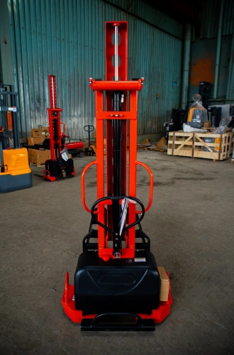 Штабелер самоподъемный 0,5 т 1,5 м TOR CDD05Z с электроподъемом по ценам производителя в Москве с доставкой по всей России