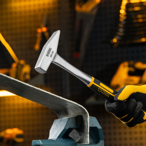 Молоток слесарный 600 г, цельнометаллический, двухкомпонентная рукоятка Denzel по ценам производителя в Москве с доставкой по всей России