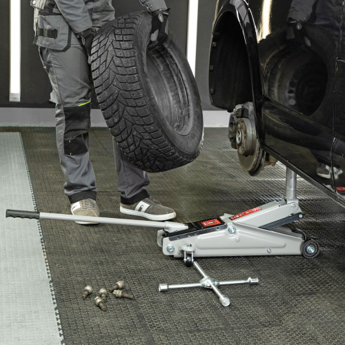 Домкрат гидравлический подкатной, 3 т, высота подъема 150-530 мм Matrix по ценам производителя в Москве с доставкой по всей России