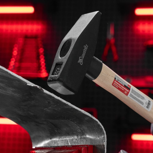 Молоток слесарный, 400 г, квадратный боек, деревянная рукоятка Matrix по ценам производителя в Москве с доставкой по всей России