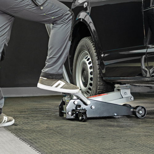 Домкрат гидравлический подкатной, 3.5 т, высота подъема 145-490 мм, с педалью Matrix по ценам производителя в Москве с доставкой по всей России