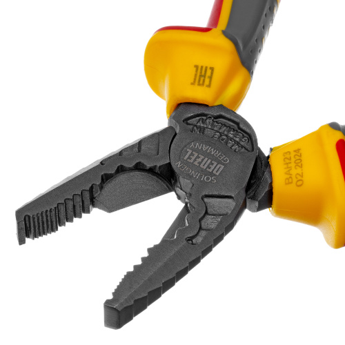 Плоскогубцы комбинированные, диэлектрические трехкомпонентные рукоятки до 1000 В, 180 мм Denzel по ценам производителя в Москве с доставкой по всей России