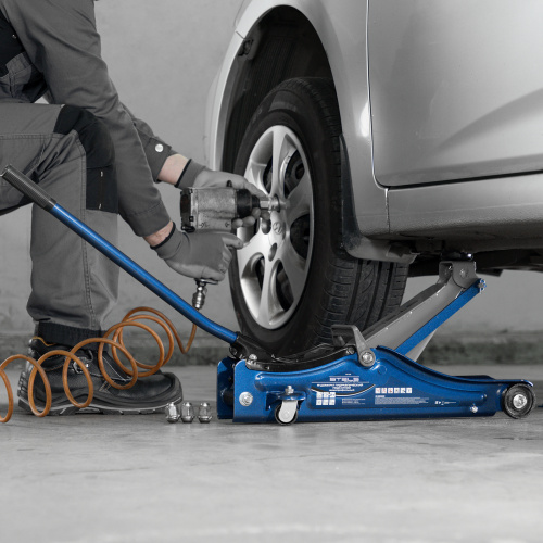 Домкрат гидравлический подкатной в пластиковом кейсе, 2 т, Low Profile, 80-380 мм Stels по ценам производителя в Москве с доставкой по всей России