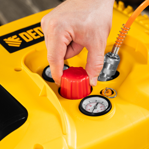 Компрессор воздушный DL1300, 10 бар, 1,3 кВт 180 л/мин 5 л, с набором аксессуаров Denzel по ценам производителя в Москве с доставкой по всей России