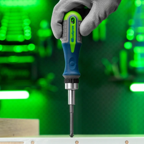 Отвертка реверсивная с набором бит и торцевых головок, 25 шт, CrV, чехол Сибртех по ценам производителя в Москве с доставкой по всей России