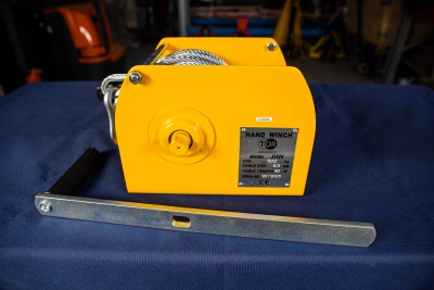 Лебедка ручная барабанная с тросом  500кг   40м с храповым механизмом TOR JHW по ценам производителя в Москве с доставкой по всей России