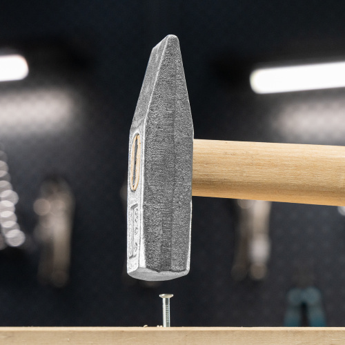 Молоток слесарный, 400 г, квадратный боек, деревянная рукоятка по ценам производителя в Москве с доставкой по всей России