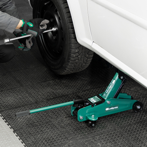 Домкрат гидравлический подкатной, 2 т, 135-320 мм, в пласт. кейсе Сибртех по ценам производителя в Москве с доставкой по всей России