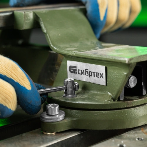 Тиски слесарные, 100 мм, стальные, поворотные Сибртех по ценам производителя в Москве с доставкой по всей России