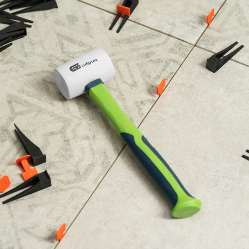 Киянка резиновая, 225 г, белая резина, фибергласовая рукоятка Сибртех по ценам производителя в Москве с доставкой по всей России