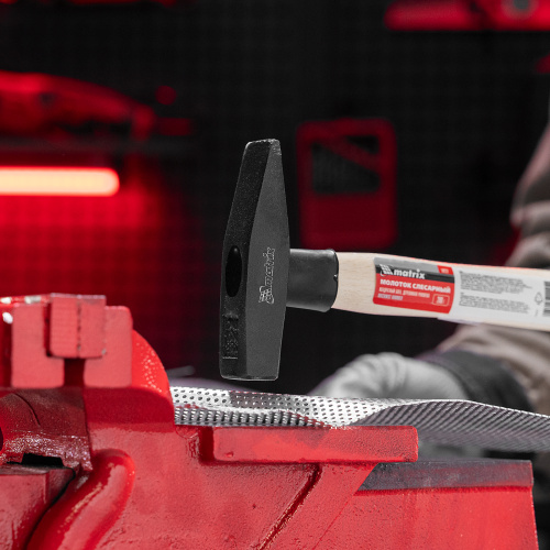 Молоток слесарный, 200 г, квадратный боек, деревянная рукоятка Matrix по ценам производителя в Москве с доставкой по всей России