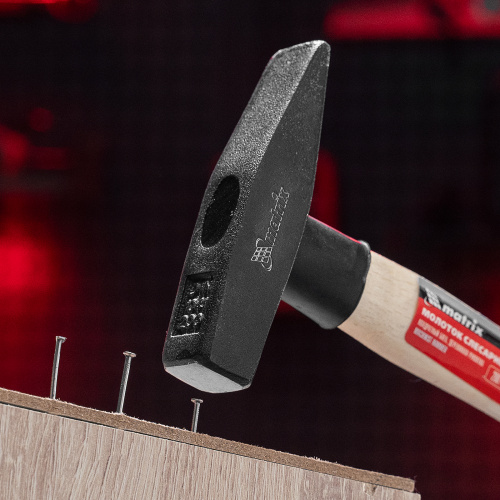 Молоток слесарный, 200 г, квадратный боек, деревянная рукоятка Matrix по ценам производителя в Москве с доставкой по всей России