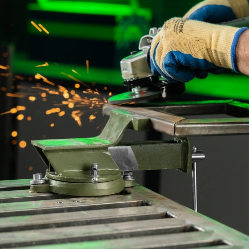 Тиски слесарные, 100 мм, стальные, поворотные Сибртех по ценам производителя в Москве с доставкой по всей России