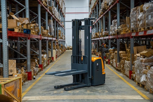 Штабелер самоходный 1,5 т 4,5 м XILIN CDDR15-III 24/200 В/Ач (сопровождаемый) по ценам производителя в Москве с доставкой по всей России