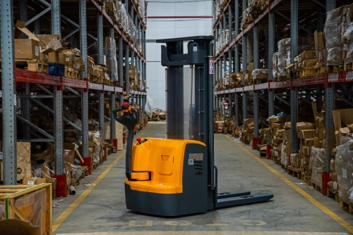 Штабелер самоходный 1,5 т 4,5 м XILIN CDDR15-III 24/200 В/Ач (сопровождаемый) по ценам производителя в Москве с доставкой по всей России