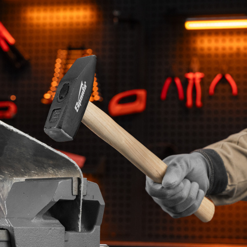 Молоток слесарный, 1000 г, квадратный боек, деревянная рукоятка Sparta по ценам производителя в Москве с доставкой по всей России