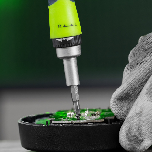 Отвертка реверсивная для точных работ с набором бит и торцевых головок, 32 предмета, CrV Сибртех по ценам производителя в Москве с доставкой по всей России